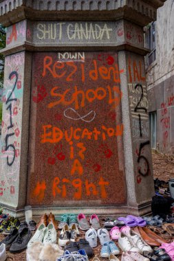 Ryerson Üniversitesi kampüsündeki Egerton Ryerson heykelinin etrafına, M.Ö. Kamloops, Kamloops 'ta bulunan toplu mezarda bulunan 215 cesede atıfta bulunarak 215 ayakkabı dikildi. Egerton Ryerson orjinal bir mimardı.