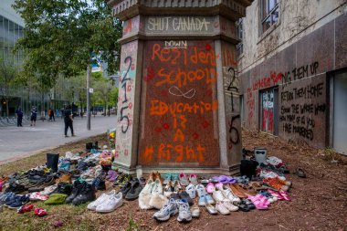Ryerson Üniversitesi kampüsündeki Egerton Ryerson heykelinin etrafına, M.Ö. Kamloops, Kamloops 'ta bulunan toplu mezarda bulunan 215 cesede atıfta bulunarak 215 ayakkabı dikildi. Egerton Ryerson orjinal bir mimardı.