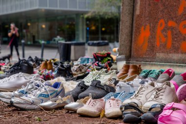 Ryerson Üniversitesi kampüsündeki Egerton Ryerson heykelinin etrafına, M.Ö. Kamloops, Kamloops 'ta bulunan toplu mezarda bulunan 215 cesede atıfta bulunarak 215 ayakkabı dikildi. Egerton Ryerson orjinal bir mimardı.