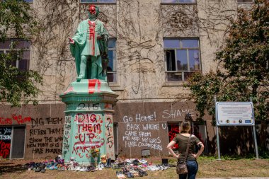 Ryerson Üniversitesi kampüsündeki Egerton Ryerson 'ın heykeli kırmızı boyayla boyanmış, heykelin etrafına 215 ayakkabı serilmiş, geçen hafta Kamloops, BC' deki toplu mezarlarda bulunan 215 cesedin bulunduğuna atıfta bulunulmuştu.