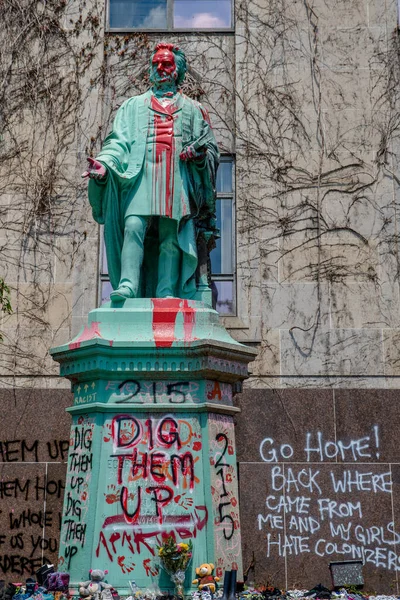 Ryerson Üniversitesi kampüsündeki Egerton Ryerson 'ın heykeli kırmızı boyayla boyanmış, heykelin etrafına 215 ayakkabı serilmiş, geçen hafta Kamloops, BC' deki toplu mezarlarda bulunan 215 cesedin bulunduğuna atıfta bulunulmuştu.