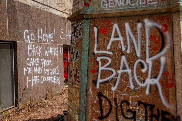 Sprey boyalı vandalizm heykelin etrafına