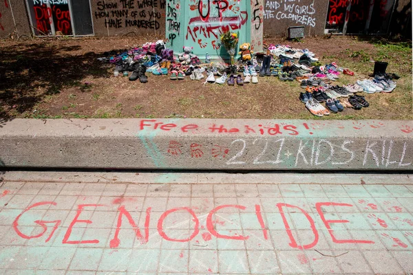 Sprey boyalı vandalizm heykelin etrafına