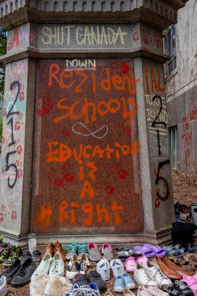 Ryerson Üniversitesi kampüsündeki Egerton Ryerson heykelinin etrafına, M.Ö. Kamloops, Kamloops 'ta bulunan toplu mezarda bulunan 215 cesede atıfta bulunarak 215 ayakkabı dikildi. Egerton Ryerson orjinal bir mimardı.