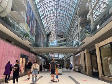 Kanada, Toronto - 2 AUG 2021: Eaton Centre Mall COVID-19 günlük yaşam 