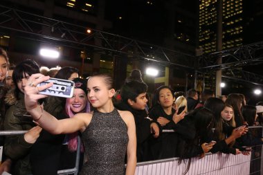 Toronto, Ontario, Kanada - 21 Ekim 2016: Buffer Festivali Kırmızı Halı. Tampon Festivali, YouTube ve Online içerik yaratıcılarının katıldığı bir festivaldir..