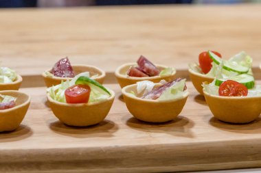 Tahta üzerinde sebzeli ve etli turtalar.