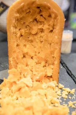 Olgun sarı peynir parçalarının yakınlaştırılması.