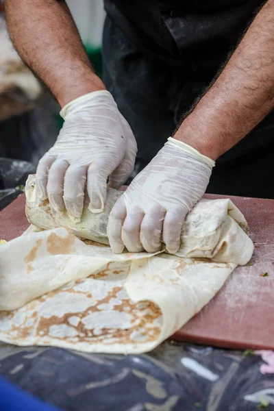 Close Van Mannelijke Handen Handschoenen Maken Van Shawarma Straat — Stockfoto