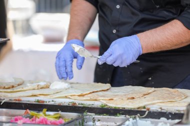 Sokakta shawarma yapan eldivenli erkeklerin yakın çekimi