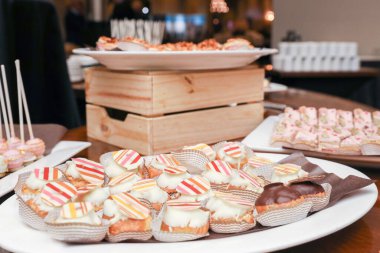 Farklı hamur işleriyle dolu bir masa.