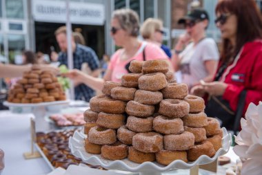Büyük bir tabak dolusu pudra şekerli donut.