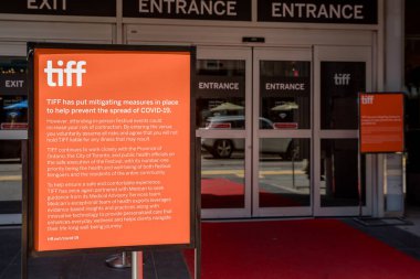 CANADA, TORONTO - 2021 EYLÜL: Bugün Toronto Film Festivali 2021 sırasında TIFF Bell Light Box binasının kapısında bilgi standı