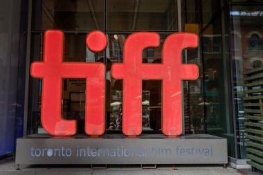 CANADA, TORONTO - EYLÜL 2021: 2021 Toronto Film Festivali sırasında TIFF Bell Light Box binasının yakınındaki büyük logo