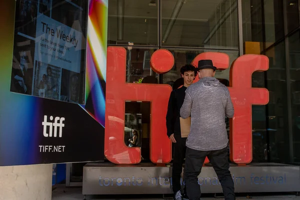 CANADA, TORONTO - EYLÜL 2021: 2021 Toronto Film Festivali sırasında TIFF Bell Light Box binasının yanında duran iki adam