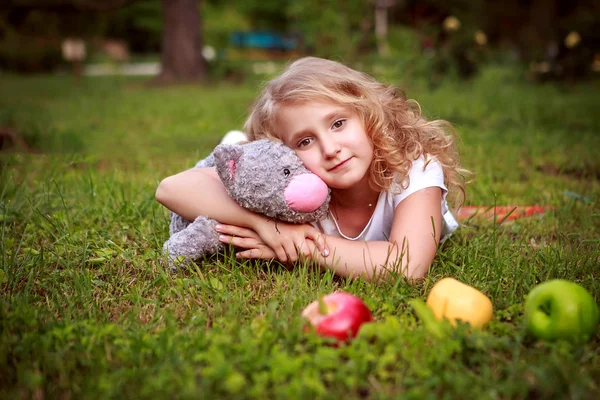 Das Mädchen auf der Wiese. — Stockfoto