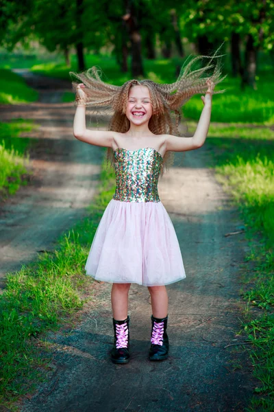 Das Mädchen mit den schönen Haaren. — Stockfoto