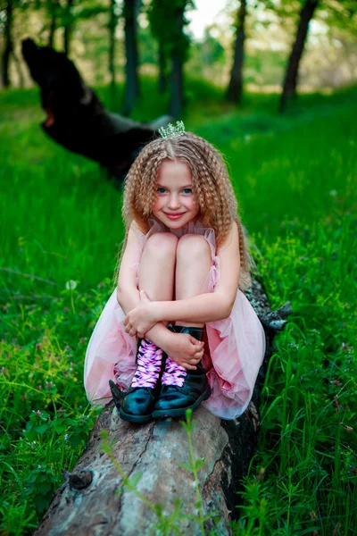 Prinzessin sitzt auf einer Lichtung. — Stockfoto