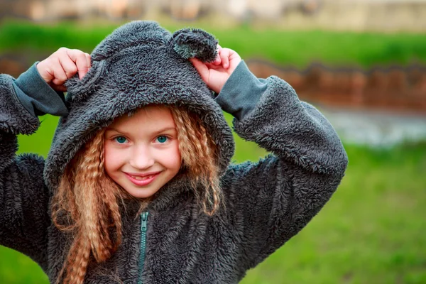 Dívka si hraje uši na kapotu. — Stock fotografie