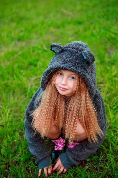 Die Haare eines kleinen Mädchens und die Traurigkeit. — Stockfoto