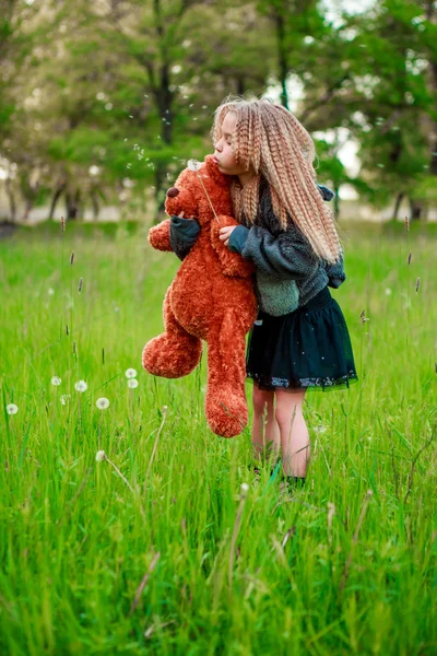 Mädchen auf der Wiese. — Stockfoto