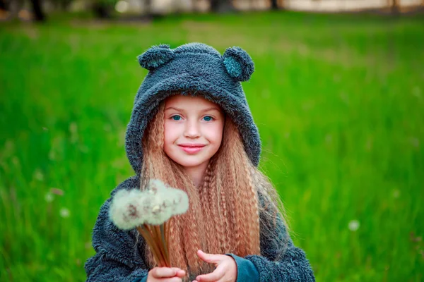 Schöne Mädchen und Löwenzahn. — Stockfoto