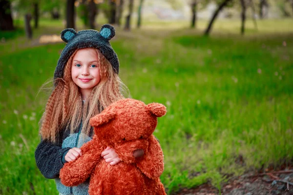 Ein Mädchen hält ein Spielzeug. — Stockfoto