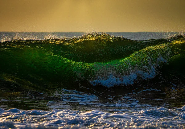 Una Ruptura Una Enorme Ola Esmeralda Salpicando Playa Chennai — Foto de Stock