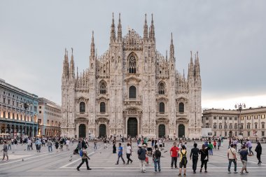 Milano Katedrali'ne ve Piazza Duomo.