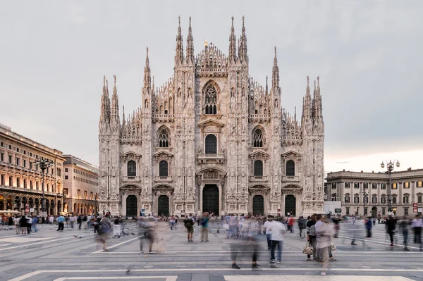 Katedra w Mediolanie i Piazza Duomo. — Zdjęcie stockowe