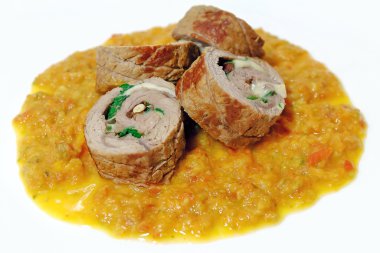 Et sosu ile doldurulmuş rulo