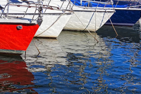 Barcos à vela, de várias cores, atracados — Fotografia de Stock