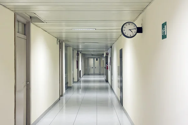 Korytarz szpitala, z zegarem — Zdjęcie stockowe