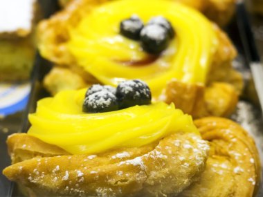 Zeppola sarı krem ve siyah kiraz