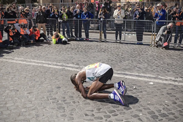 Amos Kipruto omedelbart efter att ha vunnit den Rom Marathon 2016 versionen. — Stockfoto