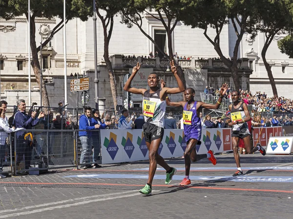 Fredrick, Dominic, Beyu finish 22 av Rom Marathon. — Stockfoto