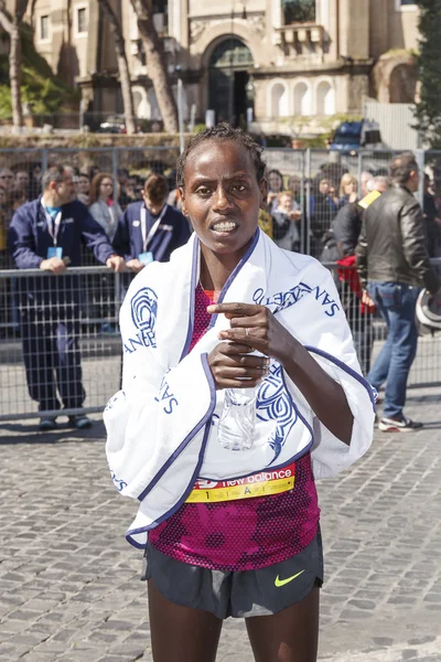 Rahma Tusa efter att ha kommit på första plats på Rom Marathon 2016 — Stockfoto