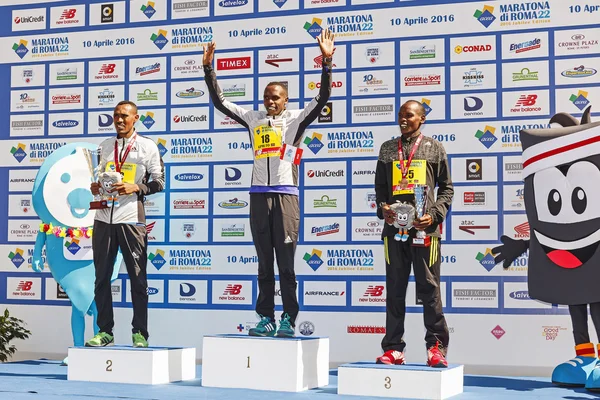 Premiazione dei tre vincitori della Maratona di Roma 22 . — Foto Stock