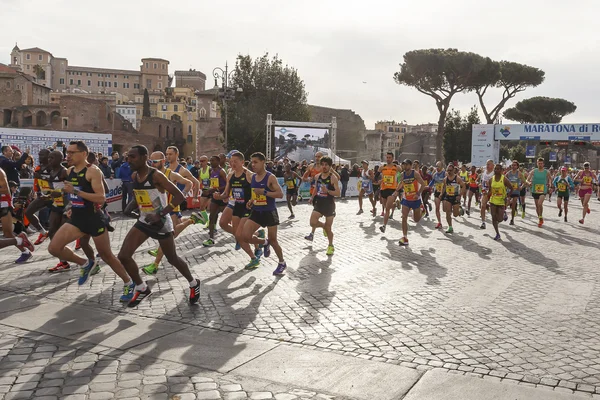 Atletas no início da maratona de Roma em 2016 — Fotografia de Stock