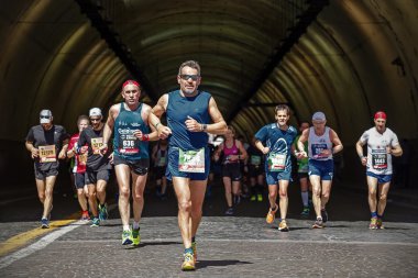 2016 yılında Roma'da maraton sırasında sporcular.