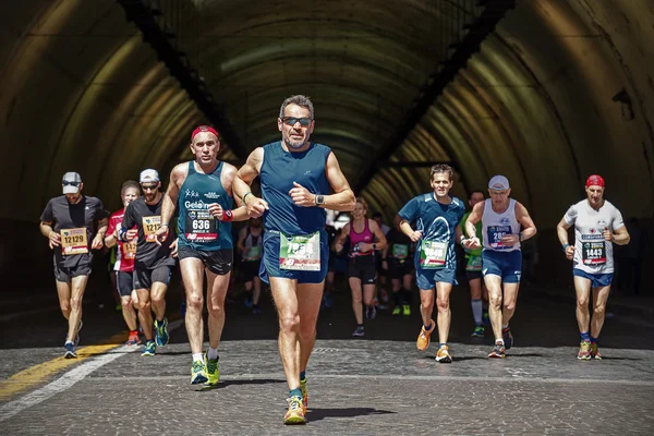 Atletas durante la maratón en Roma en 2016 . — Foto de Stock