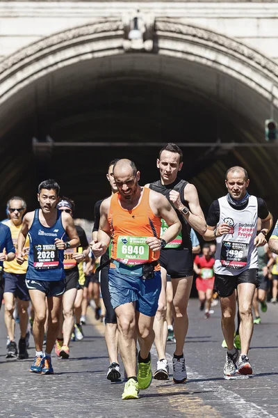 Спортсмены во время марафона в Риме в 2016 году . — стоковое фото