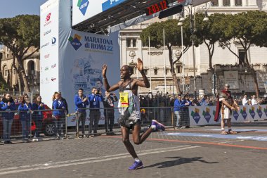 Amos Kipruto geçerek bitiş çizgisine