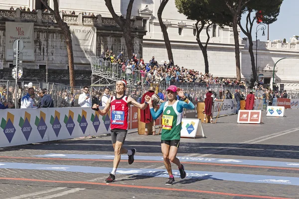 Two runners together at the finish line — Stock Photo, Image