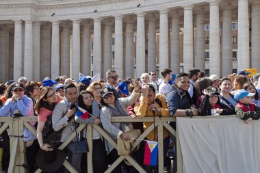 Bir grup insan meydanda