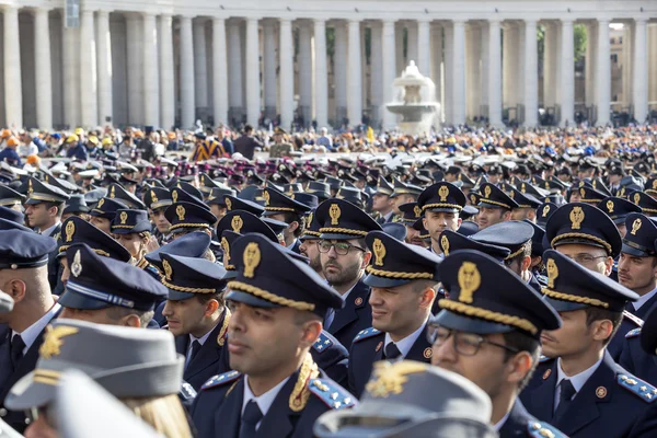 Policiais de uniforme completo — Fotografia de Stock