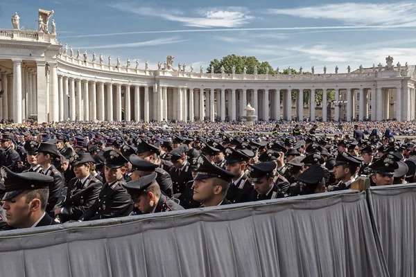 Police en uniforme, place Saint-Pierre — Photo