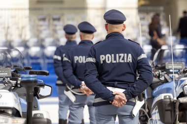 İtalyan polisi binici