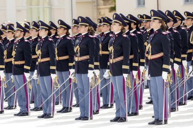 Tam üniformalı polis memurları dağıtımını.