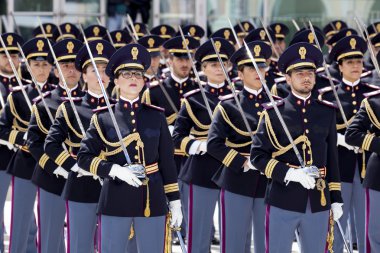 Tam üniformalı polis memurları dağıtımını.